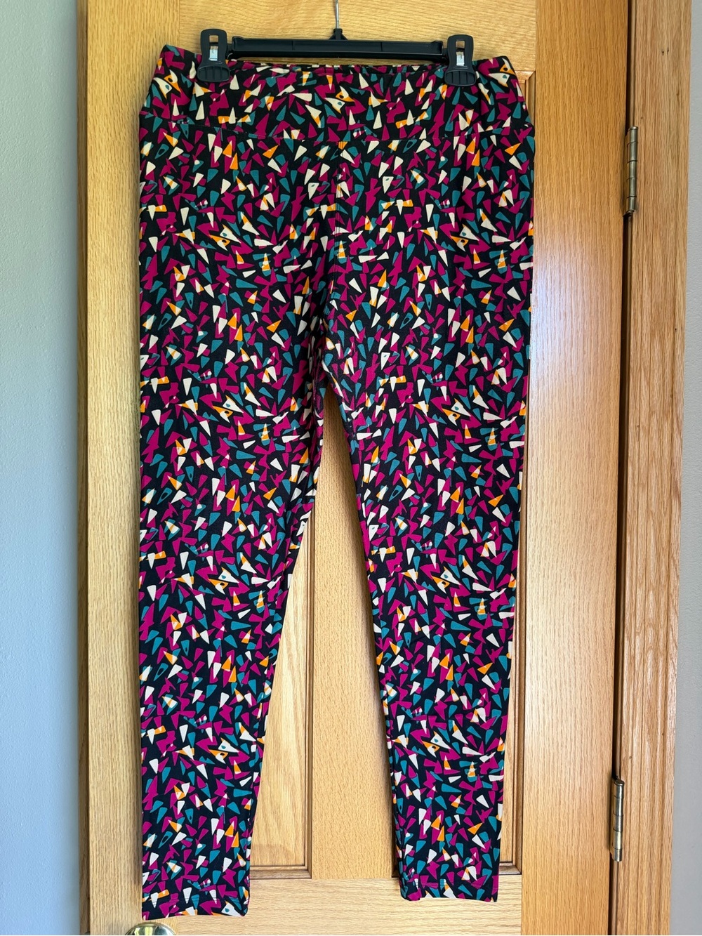 LuLaRoe Tall & Curvy TC Geometric Confetti Triangle Print Buttery Soft Leggings